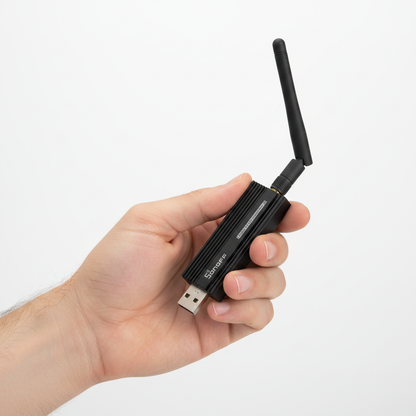 Nexdom Dongle USB ZigBee 3.0 SONOFF ZBDongle-E – Na mão mostrando escala e antena