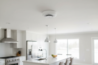 Nexdom Detetor de Fumo Aqara ZigBee 3.0 – Instalado no teto da cozinha moderna